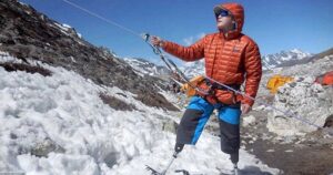 Inspirador: Amputado duplo de 69 anos escala o Monte Everest
