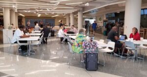 Aeroporto Midway de Chicago abre nova praça de alimentação com muitas ofertas locais de fast food