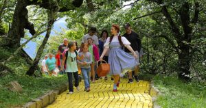 Aterrorizante e abandonado parque temático Mágico de Oz será reaberto por seis dias em junho