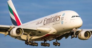 Comissária de bordo da Emirates é acusada de roubar US$ 5.000 de passageiros
