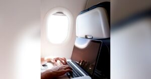 Equipe de limpeza roubou laptop deixado para trás no avião e vendeu por dinheiro