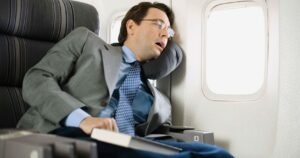 Filha obriga padrasto roncando a distribuir pacotes de cuidados em voo de longa distância