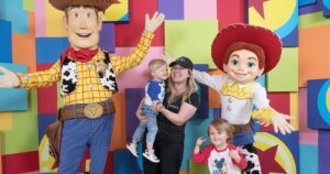 Kelly Clarkson e seus filhos foram os primeiros a experimentar o Pixar Fest