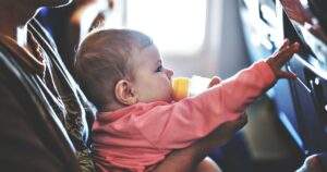 O truque de viagem desta mãe torna muito mais fácil voar com bebês
