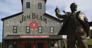 Passe a noite na destilaria Jim Beam por apenas US $ 23