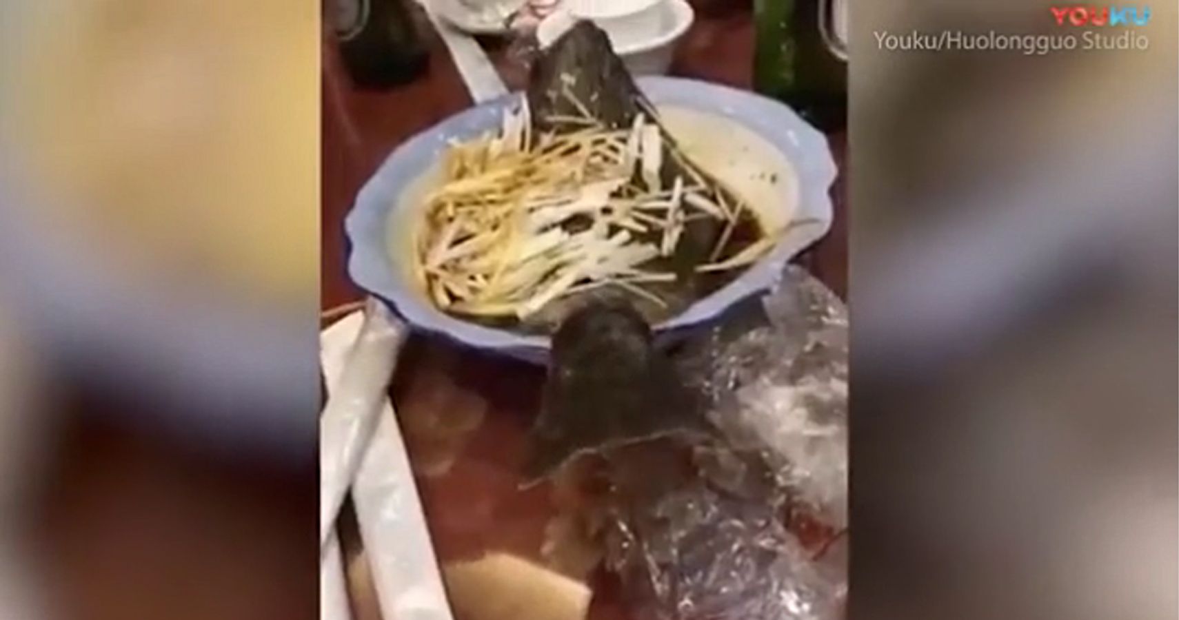 Peixe cozido de repente pula do prato em restaurante chines