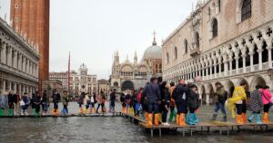 Pizzaria Venice abre durante enchente e tem garçons com botas de chuva até o joelho
