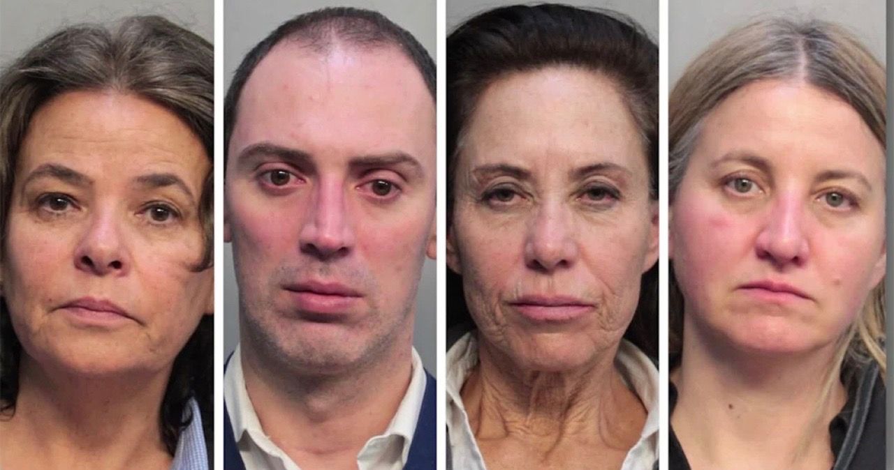 Quatro comissarios de bordo da American Airlines sao presos por