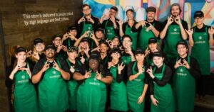 Starbucks abre primeira loja de linguagem de sinais em DC e está empregando baristas surdos