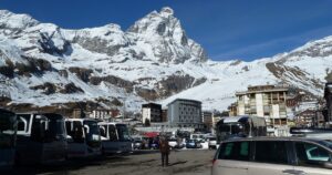 Turista bêbado nos Alpes acidentalmente sobe montanha