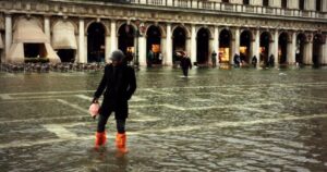 Turistas evacuados com 70% de Veneza inundada