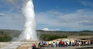 Turistas no Parque Nacional de Yellowstone são presos por 'invasão térmica'