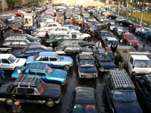 Uber anuncia novo serviço de microônibus no Cairo congestionado, promovendo compartilhamento de viagens