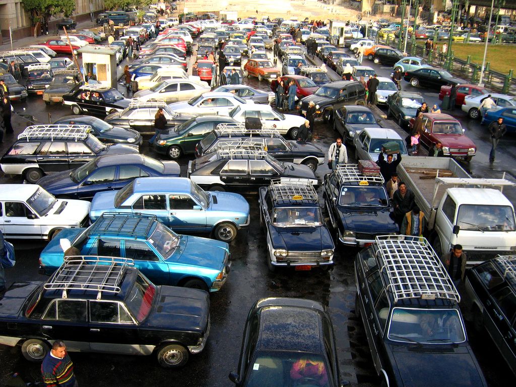 Uber anuncia novo servico de microonibus no Cairo congestionado promovendo