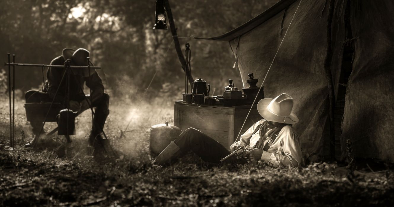 dois cowboys acampando