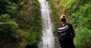[Video] Mulher de 26 anos cai em cachoeira de 15 metros e escapa por pouco