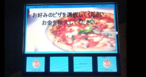 A primeira máquina de venda automática de pizza de massa fina do Japão é inaugurada e, de alguma forma, recebe uma crítica decente