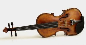 Apesar de ter assentos vazios, violinista é expulso do voo após se recusar a fazer check-in de instrumento de $ 80.000
