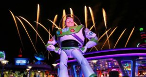 Assista: sua primeira olhada na terra de Toy Story depois de escurecer