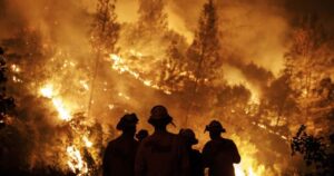 Incêndio no complexo de Mendocino, na Califórnia, agora é o maior da história do estado
