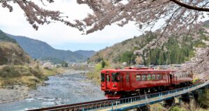 Desfrute de um relaxante banho de pés Onsen neste trem japonês