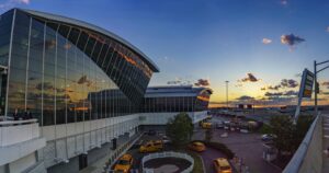 Dois homens são presos após desaparecimento de US$ 250 mil no aeroporto JFK