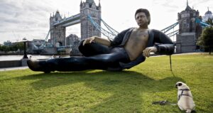 Estátua de Jeff Goldblum Jurassic Park em exibição em Londres