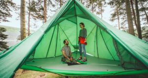 Tentsile apresenta tenda flutuante que permite aos viajantes acampar em águas abertas
