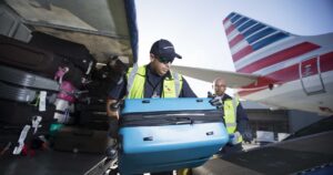 Funcionário do aeroporto de Missouri cai no sono no compartimento de carga do avião e acorda em Chicago