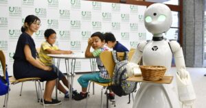 Garçons robóticos controlados por funcionários com deficiência estão sendo testados no Japão