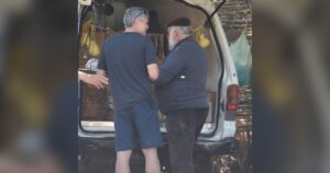 George Clooney provou alguns 'Van Ham' enquanto ele e Amal estavam em turnê na Sardenha