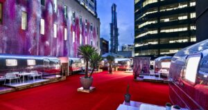Melbourne Hotel apresenta trailers Airstream reformados acima de um estacionamento