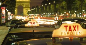 Motorista de táxi em Paris cobra dos turistas cinco vezes o preço legal e depois se recusa a deixá-los sair