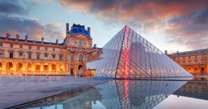 Museu do Louvre lança noite de entrada gratuita um sábado por mês para atrair mais famílias