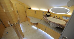 No assento de luxo: banheiros de avião podem estar recebendo bidês