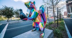 Novas esculturas de cores vibrantes fazem uma aparição no Seaport Boulevard de Boston
