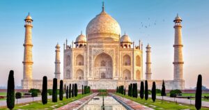 O Taj Mahal da Índia está mudando lentamente de cor devido ao cocô de insetos e à poluição