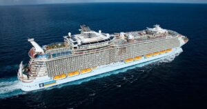 O maior navio de cruzeiro do mundo finalmente chega da Europa e atraca em Miami
