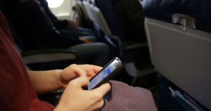 O que realmente acontece se você deixar o telefone ligado durante um voo