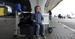 Pais esquecem filha de 5 anos em aeroporto alemão após férias