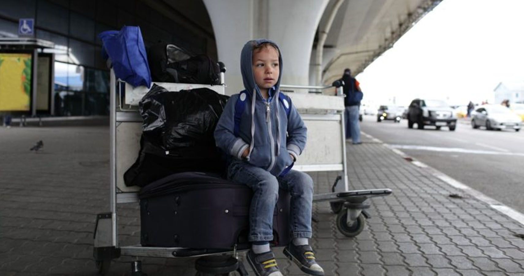 Pais esquecem filha de 5 anos em aeroporto alemao apos