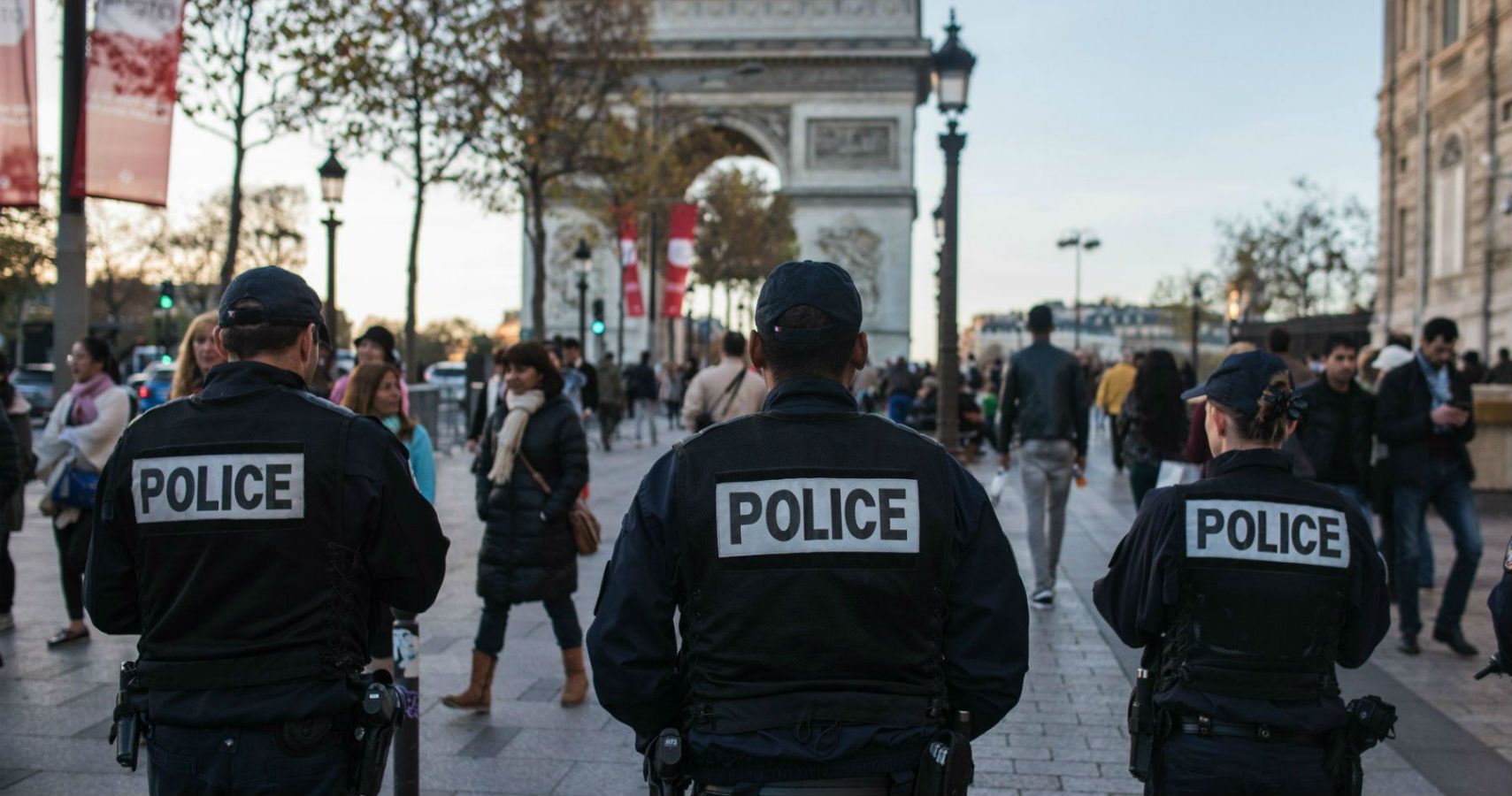 Paris enviara 5000 policiais extras neste verao para proteger os