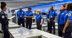 Passageiros da Delta embarcam em voo em Atlanta com arma na bagagem de mão