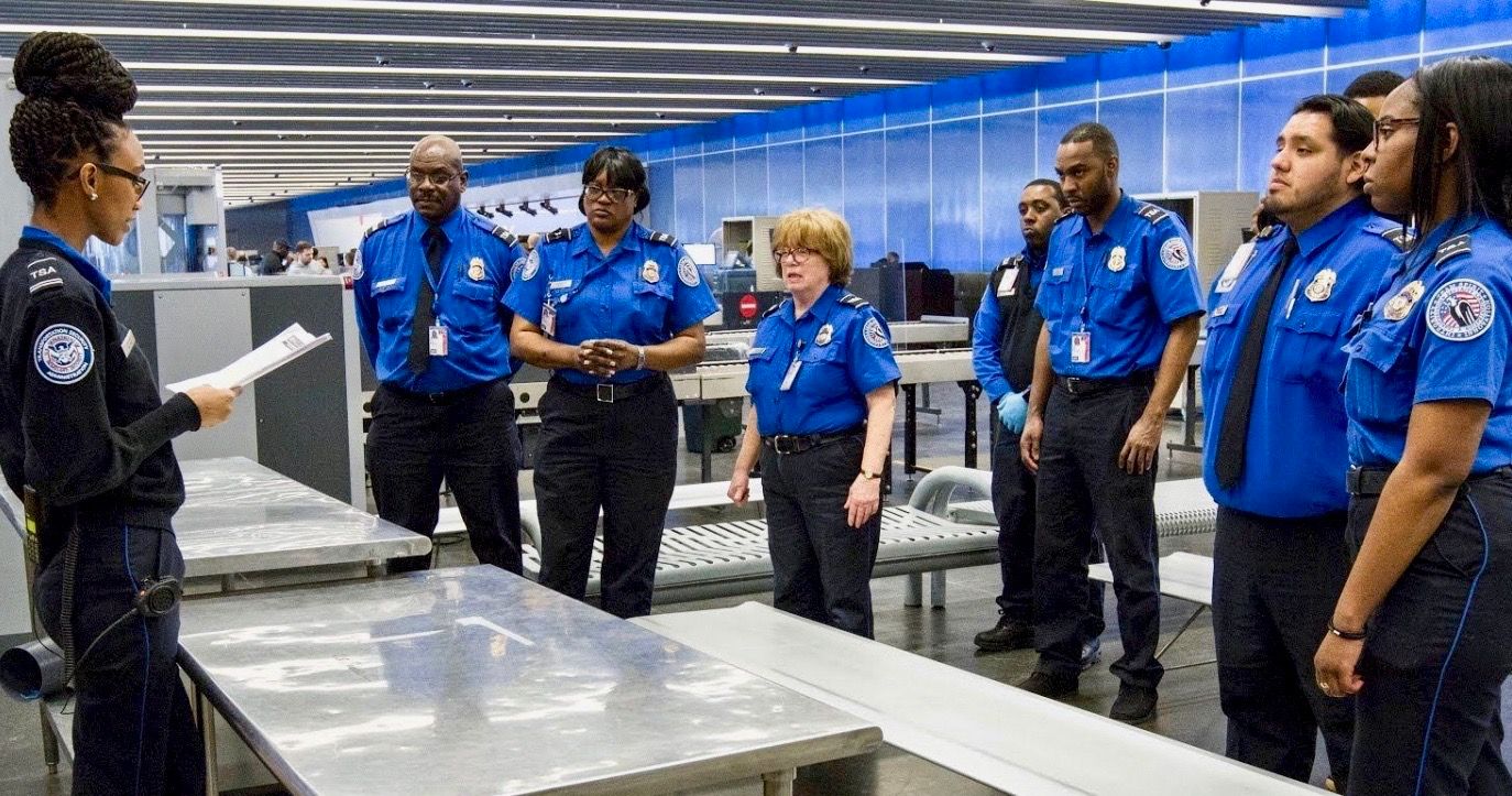 Passageiros da Delta embarcam em voo em Atlanta com arma