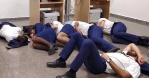 Ryanair demite 6 trabalhadores por foto encenada deles dormindo no chão