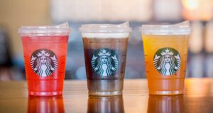 Starbucks descartando canudos de plástico