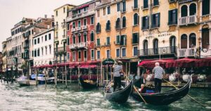 Turista mantém trabalhador de Veneza como refém por causa da taxa de câmbio