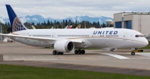 United Airlines planeja cortar gases de efeito estufa e mudar para biocombustível para seus jatos
