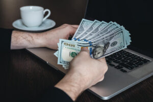 Leia mais sobre o artigo Como ganhar dinheiro na Internet sem aparecer? Dicas de negócios digitais para quem é introvertido